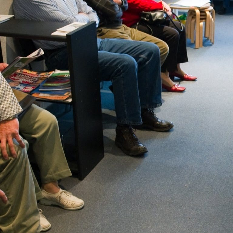Viele Patienten sitzen in einem Wartezimmer eines Arztes thema diskussion sprechstunden spahn (Foto: dpa Bildfunk, Picture Alliance)