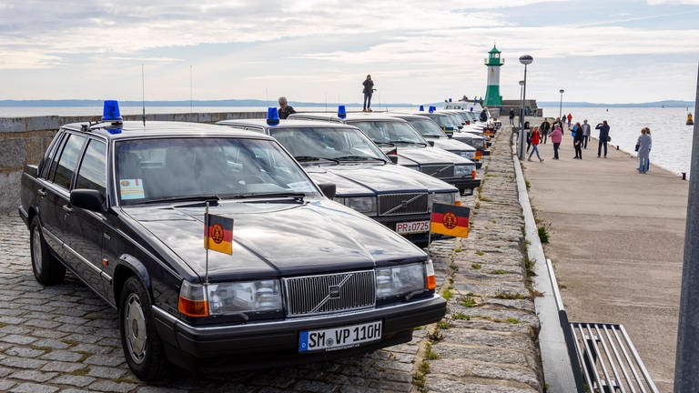Mehrere Volvo 264 TE stehen in einer Reihe auf einem Treffen von Auto-Fans.  (Foto: IMAGO, Jens Köhler)