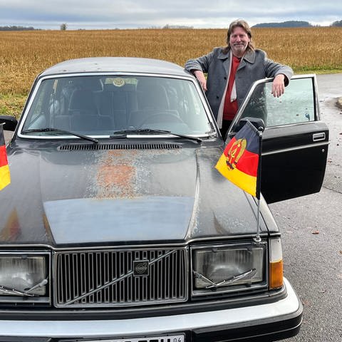 Detlef Büschel steht vor seinem Volvo 264 TE. In dem Auto könnte auch der ehemalige Staatschef der DDR, Erich Honecker gesessen haben. (Foto: SWR, Markus Bayha)