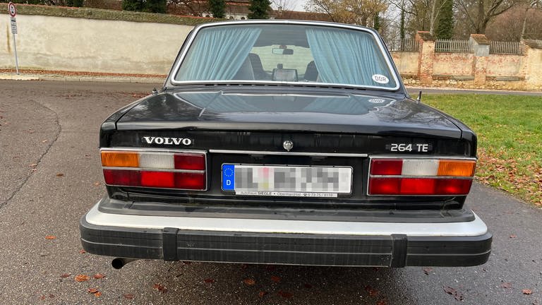 Das Heck des DDR-Autos. Hinten steht Volvo 264 TE. Das TE steht für Top Executive.  (Foto: SWR, Markus Bayha)