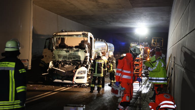 Lkw-Unfall in einer Unterführung der B10 in Neu-Ulm. Zwei Menschen wurden verletzt, einer von ihnen schwer. (Foto: Ralf Zwiebler)