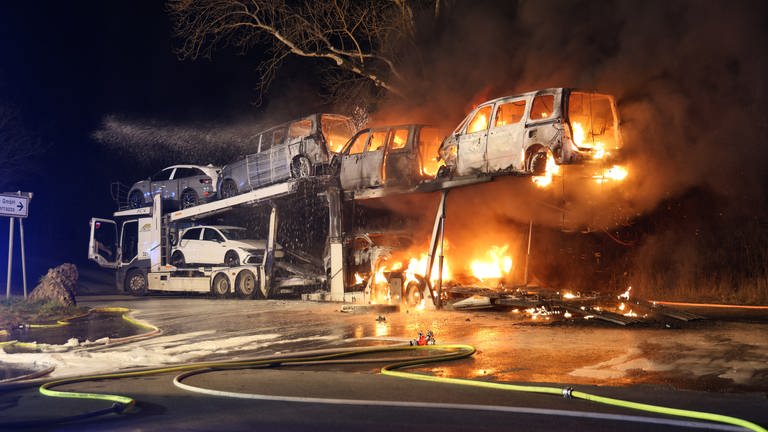 Die Autos auf einem Autotransporter sind am Donnerstagabend vollständig ausgebrannt. (Foto: Ralf Zwiebler)