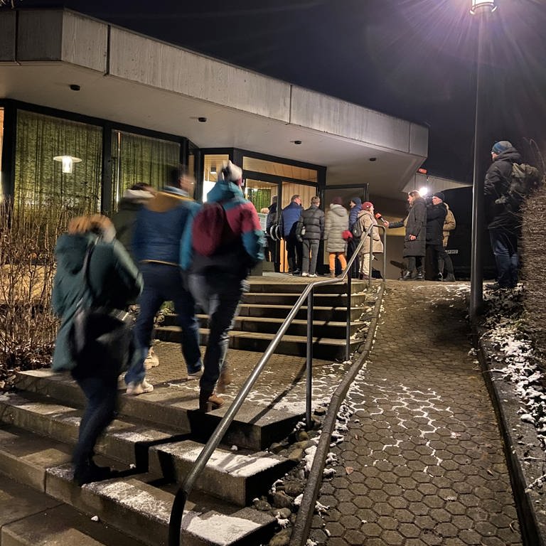 350 Menschen sind nach dem gewaltsamen Tod eines 14-jährigen Mädchens in Illerkirchberg zu einem Bürgerdialog gekommen. (Foto: SWR, Peter Köpple)