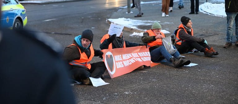 Klimaaktivisten haben sich am Donnerstagmorgen auf eine Kreuzung in Aalen geklebt. (Foto: onw-images | Marius Bulling )