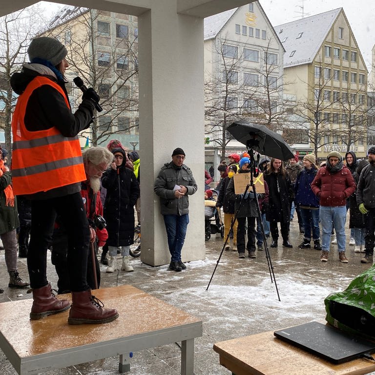 Eine junge Frau steht mit einem Mikrofon vor eine Menschenmenge. Am Samstagnachmittag hat Fridays for Future UlmNeu-Ulm zu einer Demonstration auf dem Münsterplatz aufgerufen.  (Foto: SWR)