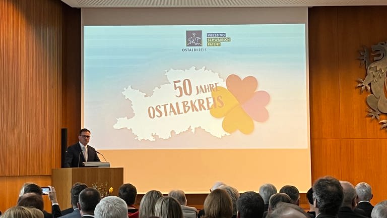 Beim Festakt zum 50-jährigen Bestehen des Ostalbkreises nennt Landrat Joachim Bläse (CDU) am Rednerpult vor den geladenen Gästen die Kreisreform ein Erfolgsmodell. (Foto: SWR, Markus Bayha)