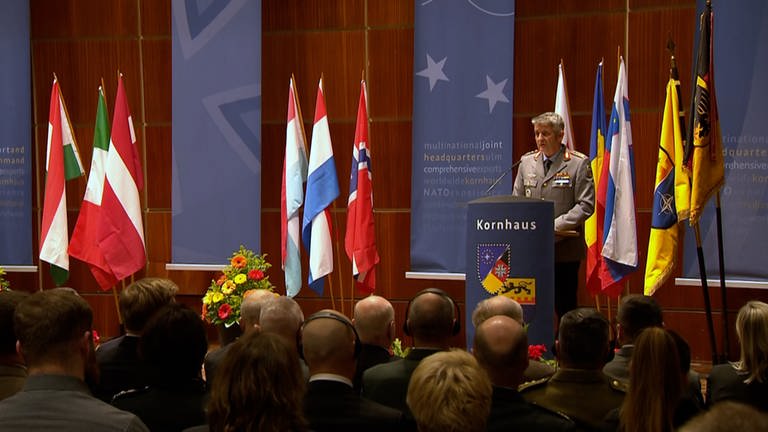 Generalleutnant Alexander Sollfrank bei seiner sicherheitspolitischen Rede im Ulmer Kornhaus. (Foto: SWR)