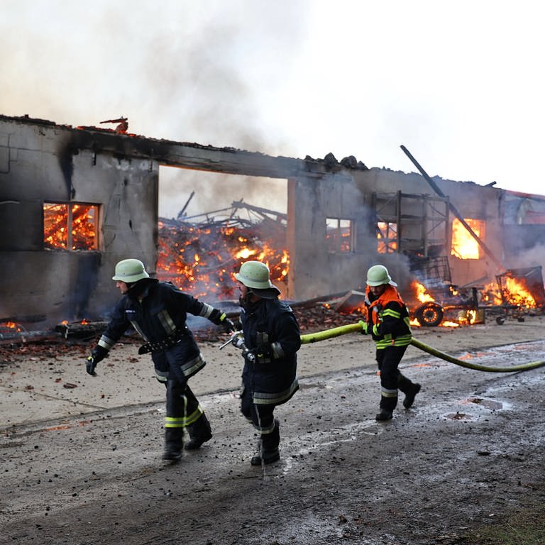 Die Feuerwehr ließ den Stadel bei Oberroth (Kreis Neu-Ulm) kontrolliert niederbrennen. (Foto: z-media / Ralf Zwiebler)