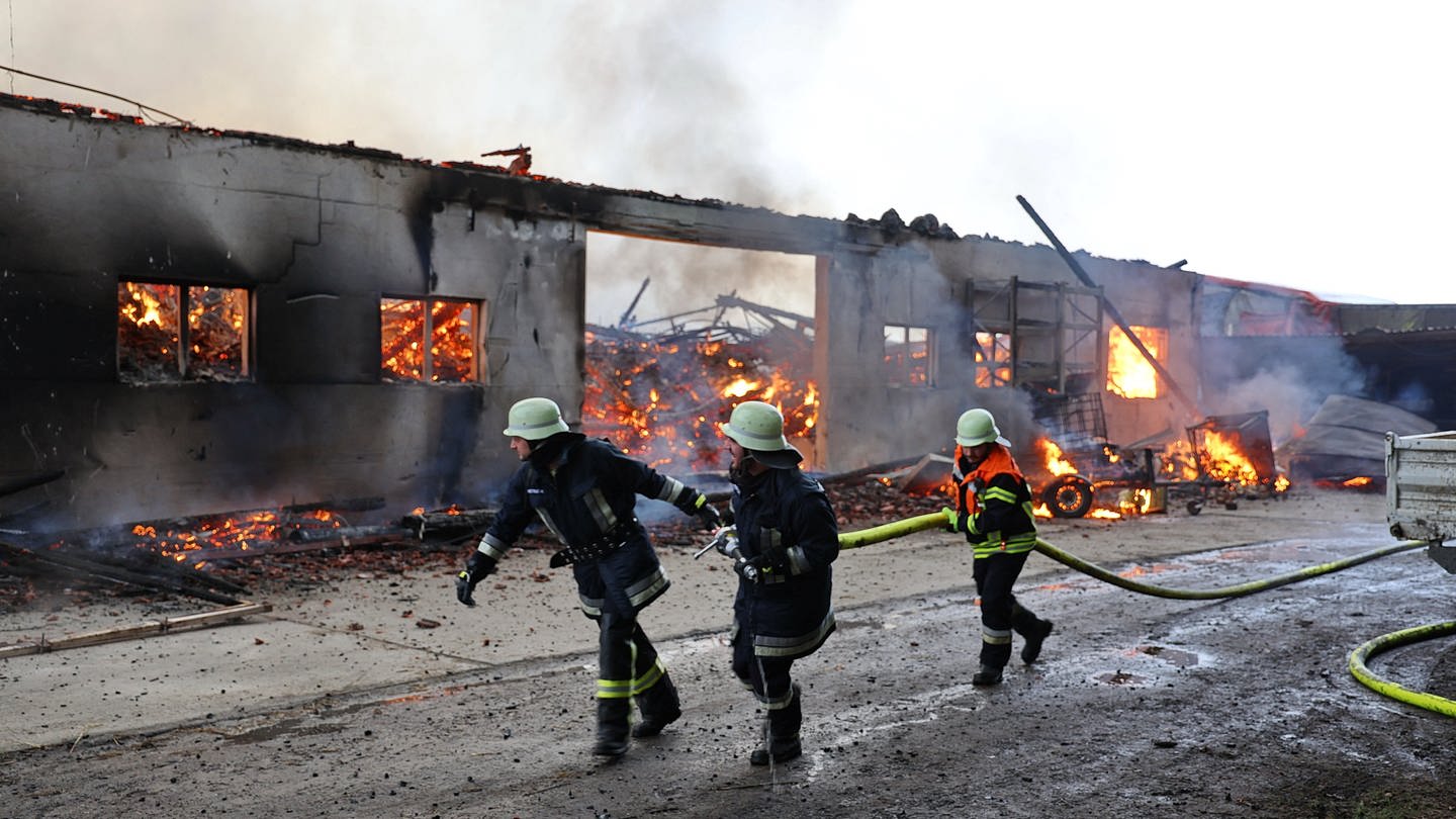 Die Feuerwehr ließ den Stadel bei Oberroth (Kreis Neu-Ulm) kontrolliert niederbrennen.