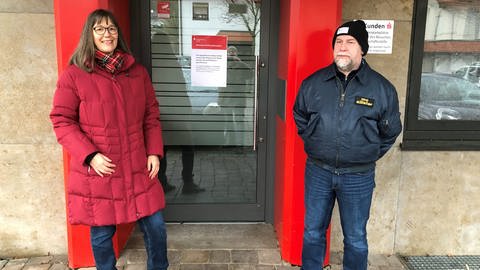Zwei Zeugen der Sprengung des Bankautomaten neben der Eingangstür der Filiale. (Foto: SWR, Frank Polifke)