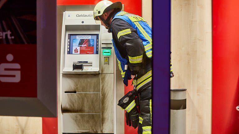 Beschädigter Geldautomat nach einer versuchten Sprengung (Foto: Markus Brandhuber)