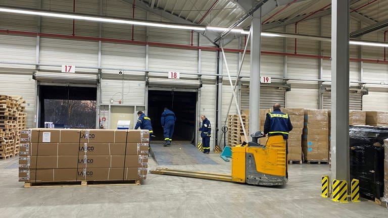 Nach Erdbeben in der Türkei: Vom THW-Logistikzentrum in Ulm aus geht ein Transport Hilfsgüter raus (Foto: SWR, Hannah Schulze)