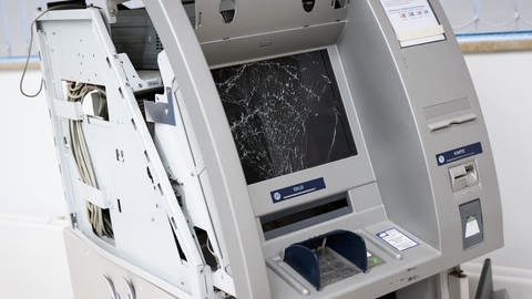 Ein gesprengter Geldautomat - in letzter Zeit kommt es immer öfter zur Zerstörung von solchen Geräten.  (Foto: dpa Bildfunk, Sven Hoppe)