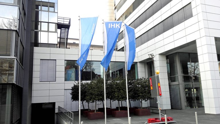 Gebäude der IHK in Ulm, in der Mitte wehen Fahnen mit dem Logo der IHK (Foto: SWR, Petra Volz)