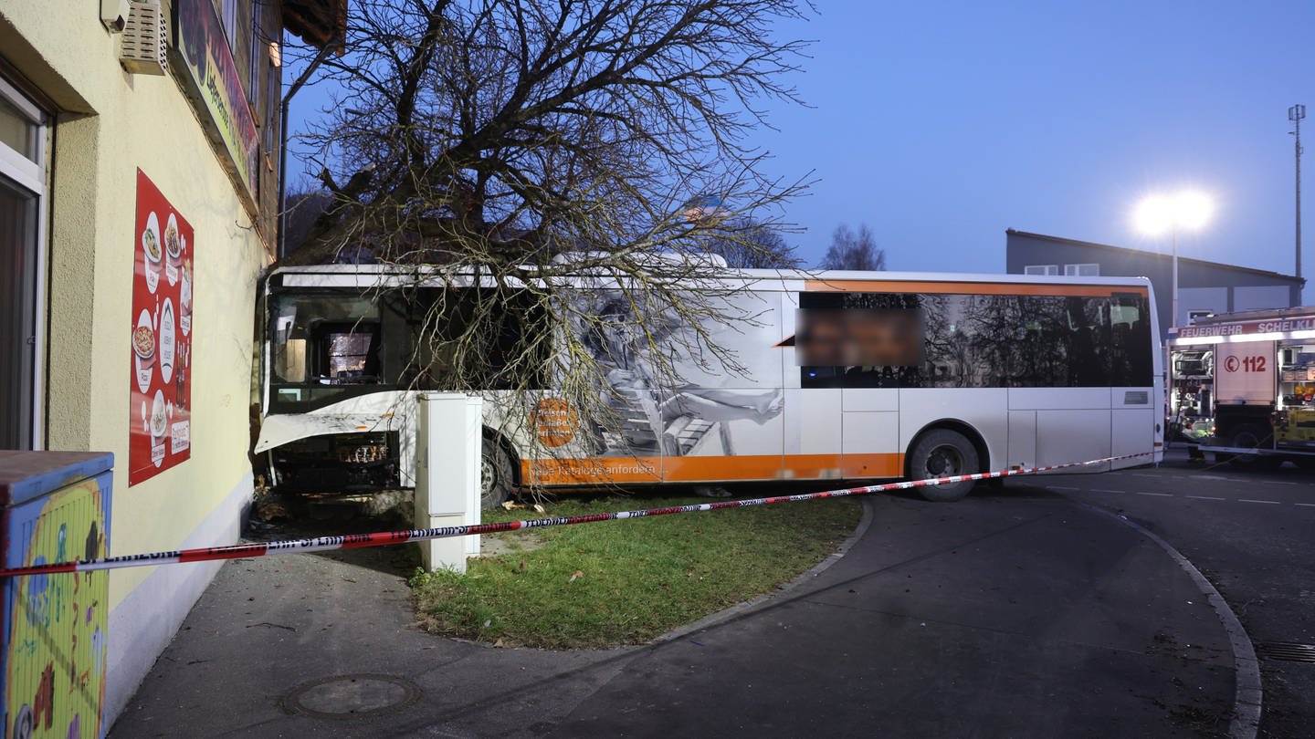 Ein Bus steht quer zu einem Gebäude, in dass er gerade geprallt ist:Der Fahrer des Linienbusses hatte laut Polizei offenbar medizinische Probleme. (Foto: z-media Ralf Zwiebler)