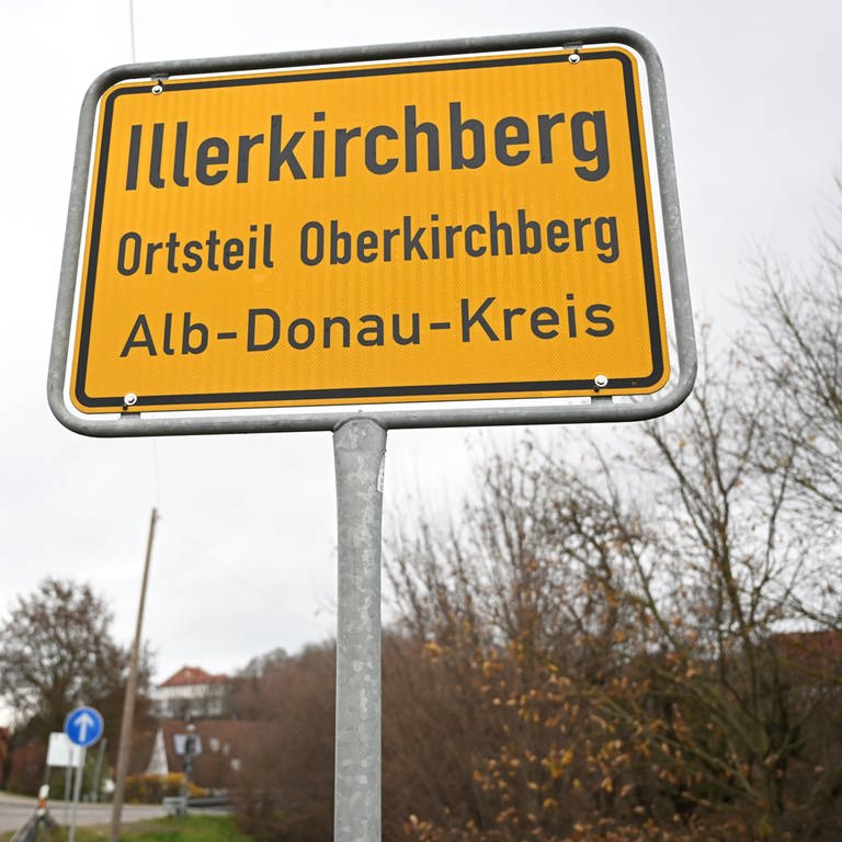 Das Ortsschild des Ortsteils Oberkirchberg von Illerkirchberg (Alb-Donau-Kreis).  (Foto: dpa Bildfunk, picture alliance/dpa | Bernd Weißbrod)