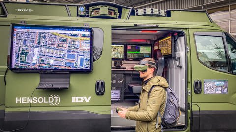 Bei dem Rundum-Sicht-System filmen Kameras die Umgebung eines Panzers. Die Geschäfte beim Rüstungshersteller HENSOLDT laufen derzeit sehr gut. (Foto: SWR, Volker Wüst)