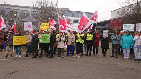 Die Gewerkschaft ver.di hat für Dienstag zu Warnstreiks in den Alb-Donau-Kliniken aufgerufen. Mitarbeitende der Klinik in Ehingen haben sich vor der Klinik mit ihren Plakaten versammelt. (Foto: Pressestelle, ver.di)
