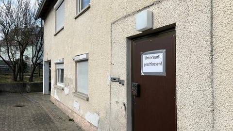 Eine verschlossene Tür, ein heruntergekommenes Gebäude. Die Flüchtlingsunterkunft in Illerkirchberg ist mittlerweile geschlossen. Das Haus soll abgerissen werden.  (Foto: SWR, Markus Bayha)