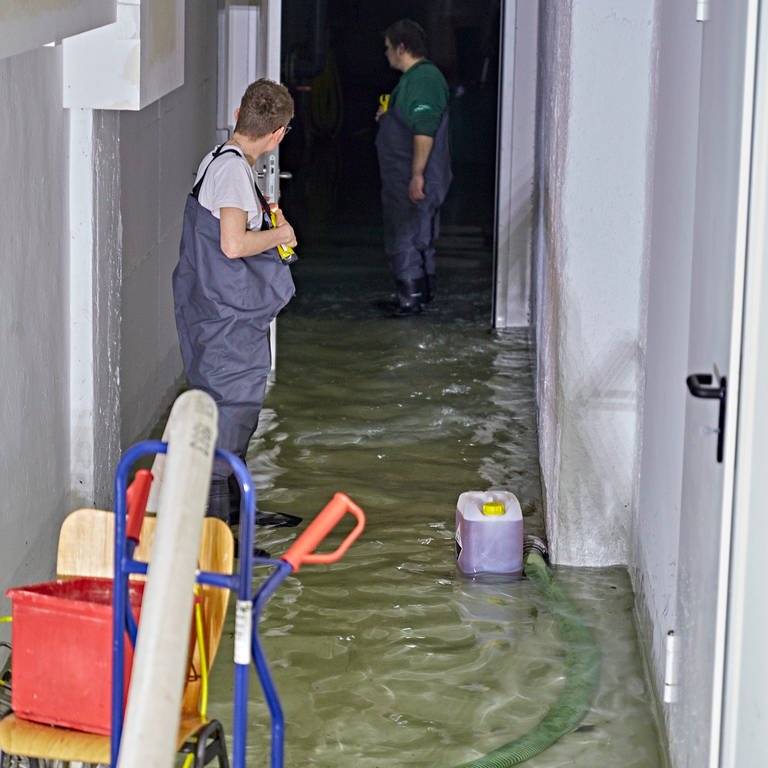 Der Keller der Giengener Stadthalle steht komplett unter Wasser.  (Foto: Markus Brandhuber)
