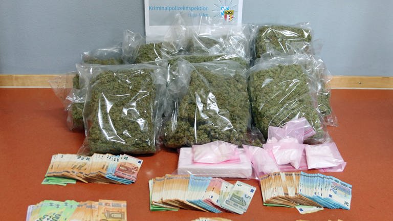 Fahnder der Kripo beschlagnahmen Drogen und Bargeld, Tatverdächtiger ist in Haft (Foto: Pressestelle, Polizeipräsidium Schwaben Süd/West)