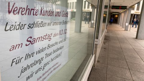 Ein Hinweisschild in einem leeren Schaufenster, das über die Schließung informiert. Leerstände, wie im ehemaligen Café Tröglen am Münsterplatz, könnten zunehmen, sagt Drogerieketten-Chef Erwin Müller.  (Foto: SWR, Kristina Priebe)
