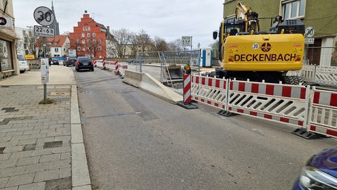 Baustelleneinrichtung auf der Zinglerbrücke in Ulm. Weil sich trotz Verbots zu viele Lkw und Busse durch die Baustelle zwängen, droht jetzt eine Vollsperrung. (Foto: SWR, Petra Volz)