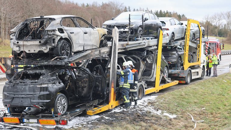 Altenstadt: Autotransporter auf A7 brennt - 130.000 Euro Schaden - SWR  Aktuell