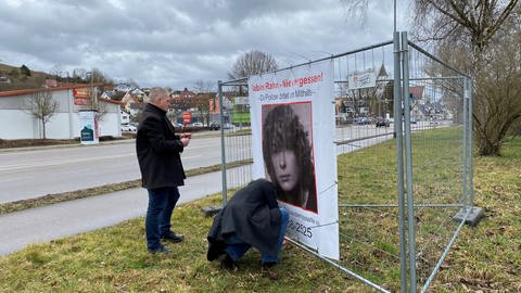 Ein Plakat mit dem Bild einer jungen Frau an einer Straße: Ein Plakataktion 40 Jahre nach dem Mord an Sabine Rahn aus Heidenheim soll mögliche Zeugen dazu bewegen, sich bei der Polizei zu melden. (Foto: SWR, Kristina Priebe)