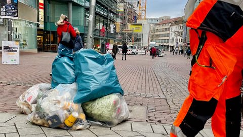 Ein Mitarbeiter der Stadt Ulm leert morgens die Mülleimer in der Innenstadt.  (Foto: SWR, Anja Müller )
