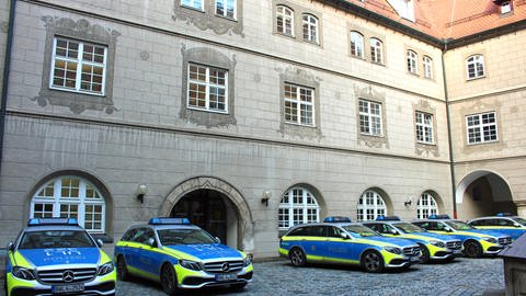 Polizeiautos stehen vor einem Gebäude (Foto: SWR, Petra Volz)