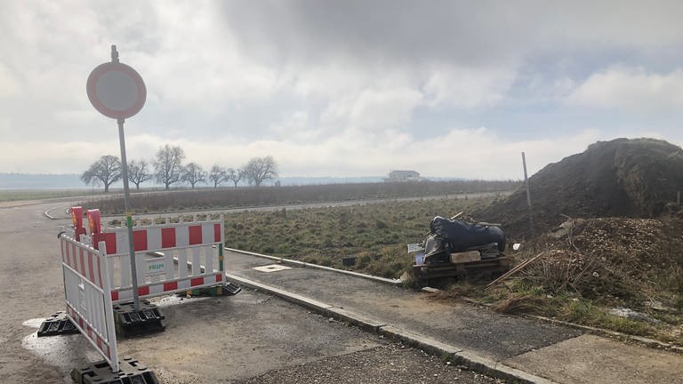 Ein leeres Feld bei Ulm-Jungingen: Die Vergabe der 40 Bauplätze in Ulm-Jungingen wurde erneut gestoppt - wieder verzögert sich der Baubeginn. (Foto: SWR, Isabella Hafner)