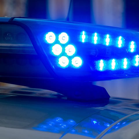 Auf einem Polizeiauto leuchtet das Blaulicht - ein 32-Jähriger Mann wurde festgenommen. Er steht im Verdacht für eine Einbruchserie in Gartenhütten in Ehingen (Alb-Donau-Kreis) und Laupheim (Kreis Biberach) verantwortlich zu sein.  (Foto: dpa Bildfunk, Klaus-Dietmar Gabbert)