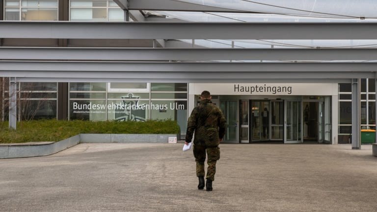 Im Jahresbericht der Wehrbeauftragten des Bundestags ist auch das Bundeswehrkrankenhaus in Ulm mit mehreren Missständen aufgelistet. (Archivbild) (Foto: dpa Bildfunk, picture alliance/dpa | Stefan Puchner)