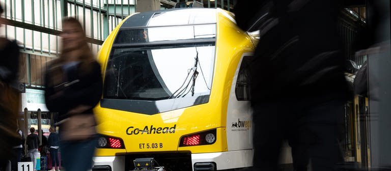 Ein gelber Zug des Betreibers GoAhead steht auf einem Bahnhofsgleis.  (Foto: dpa Bildfunk, Fabian Sommer)