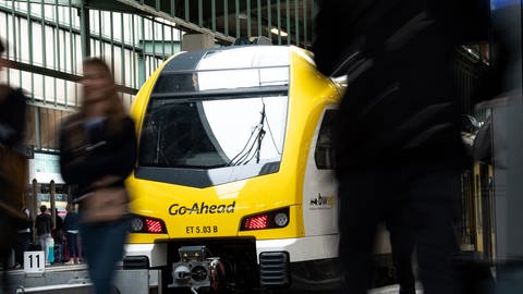 Ein gelber Zug des Betreibers GoAhead steht auf einem Bahnhofsgleis.  (Foto: dpa Bildfunk, Fabian Sommer)
