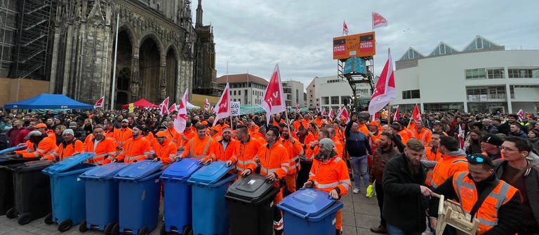 Große Protestinszenierung auf dem Ulmer Münsterplatz: Mit Mülltonnen, Hupen, Kreissägen haben die Streikenden auf sich aufmerksam gemacht - aber auch durch die schiere Masse an Menschen. (Foto: SWR)