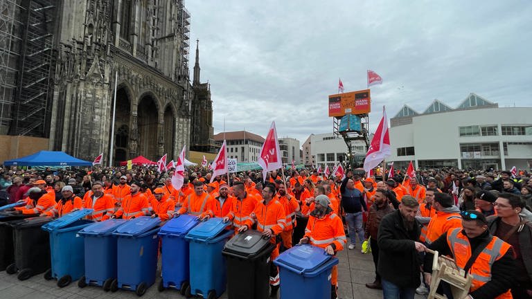 Große Protestinszenierung auf dem Ulmer Münsterplatz: Mit Mülltonnen, Hupen, Kreissägen haben die Streikenden auf sich aufmerksam gemacht - aber auch durch die schiere Masse an Menschen. (Foto: SWR)