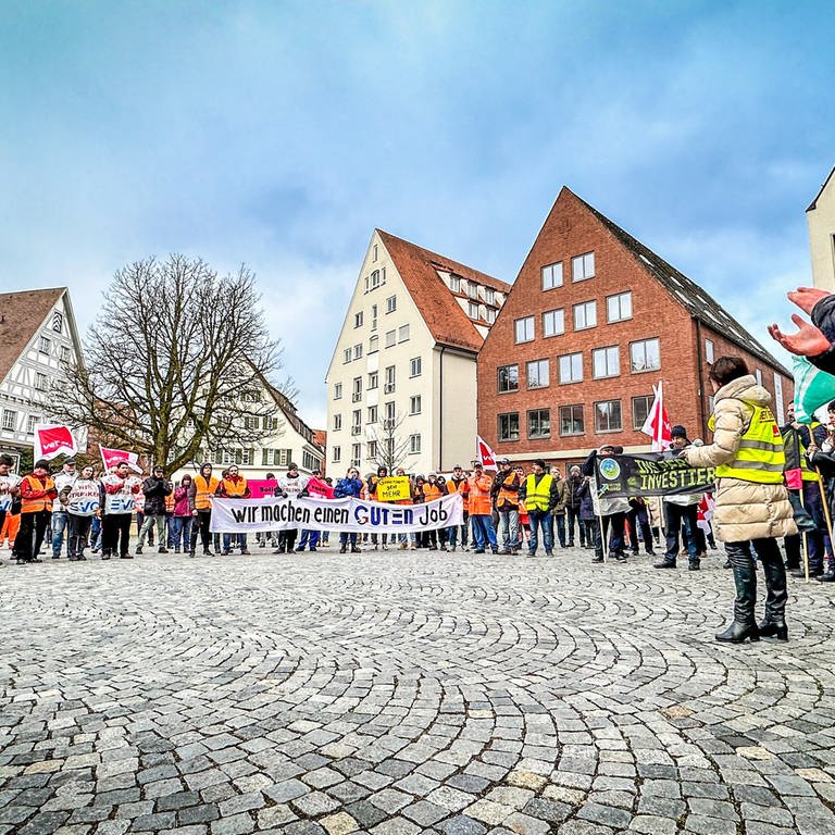 Warnstreik in Ulm: 380 Beschäftigte sind am Montagvormittag zu einer Kundgebung zusammengekommen (Foto: SWR)