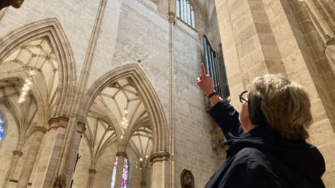 Münsterbaumeisterin Heidi Vormann zeigt auf die beschädigten Stellen im Münstergewölbe.  (Foto: SWR, Anja Müller )