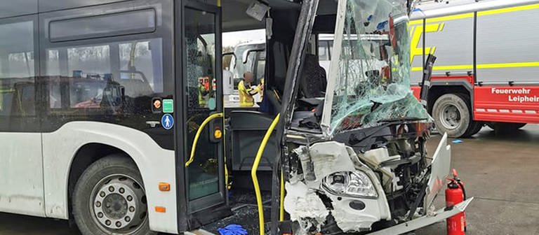 Bei einem Fahrsicherheitstraining des Busherstellers Evobus sind in Leipheim (Kreis Günzburg) drei Busse zusammengestoßen.  (Foto: Feuerwehr Leipheim)
