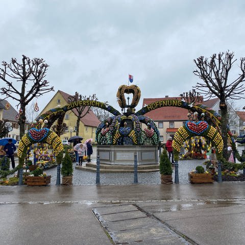 Graues und nasses Wetter herrschte am Samstag bei der Eröffnung des 21. Osterbrunnens in Schechingen im Ostalbkreis. (Foto: SWR, Maja Nötzel)