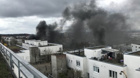 Schwarzer Rauch über Reihenhäusern im Ulmer Wohngebiet Eselsberg. In einer Tiefgarage ist ein Brand ausgebrochen. (Foto: SWR, Maja Nötzel)