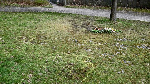 Blumensträuße auf einer Wiese: Polizei und Staatsanwaltschaft Ulm haben weitere Erkenntnisse zur getöteten Siebenjährigen veröffentlicht. Sie gehen davon aus, dass das Kind in Ulm-Wiblingen nach einem Messerstich verblutete. (Foto: Thomas Heckmann)