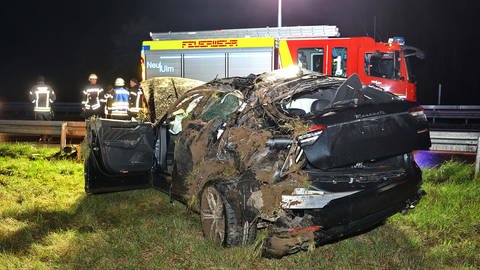 Bei einem Unfall auf der B28 in Neu-Ulm ist die 69-jährige Fahrerin eines Kleinwagens ums Leben gekommen. (Foto: Ralf Zwiebler)