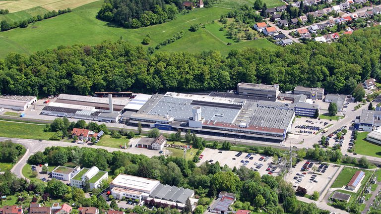 Luftbild des Firmensitzes der VARTA AG in Ellwangen im Ostalbkreis. Auch am Stammsitz des Batterieherstellers VARTA in Ellwangen sollen Stellen abgebaut werden.  (Foto: Pressestelle, VARTA AG)