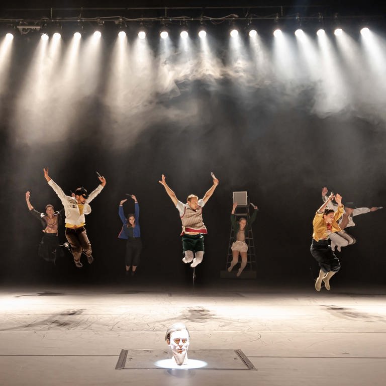 Ballettensemble des Theaters Ulm macht Luftsprünge im Großen Haus (Foto: Theater Ulm, Sylvain Guillot)