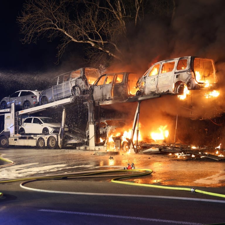 Die Autos auf einem Autotransporter sind am Donnerstagabend vollständig ausgebrannt. (Foto: Ralf Zwiebler)