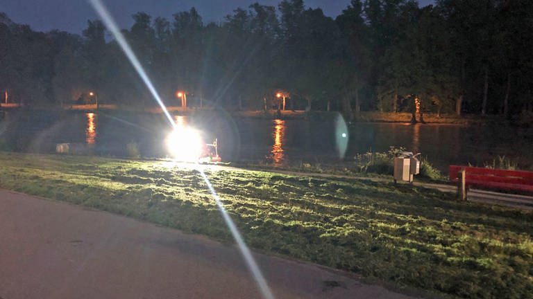 Großeinsatz der Polizei mit Booten und Scheinwerfern am Neu-Ulmer Donauufer, wo am Mittwoch ein Passant eine tote Frau in der Donau entdeckt hatte. (Foto: SWR, Martin Miecznik)