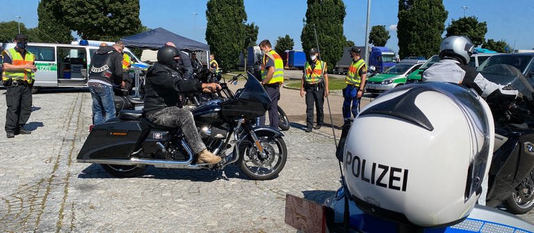 Motorräder und Polizisten (Foto: SWR)